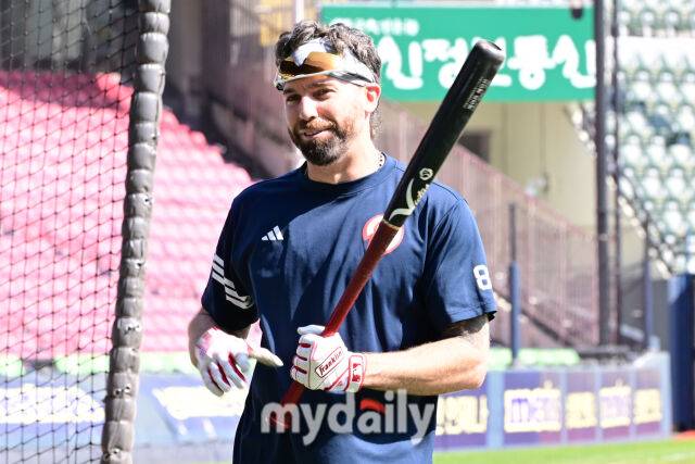 두산 케이브가 자신의 타격 비결을 소개(?)하고 있다.