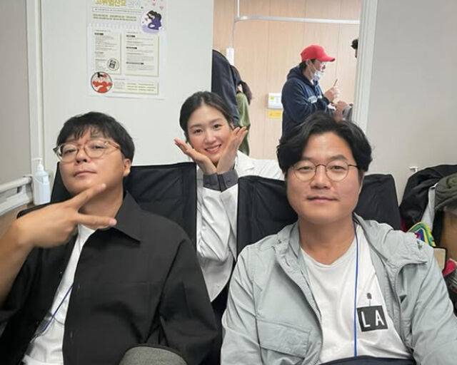 김혜인이 나영석, 신원호 PD와 함께 사진을 찍었다. / 김혜인 소셜미디어 캡처