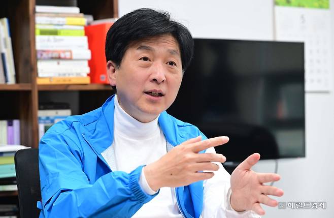 오기형 더불어민주당 의원이 13일 오후 서울 여의도 국회의원회관에서 헤럴드경제와 인터뷰를 하고 있다. 이상섭 기자