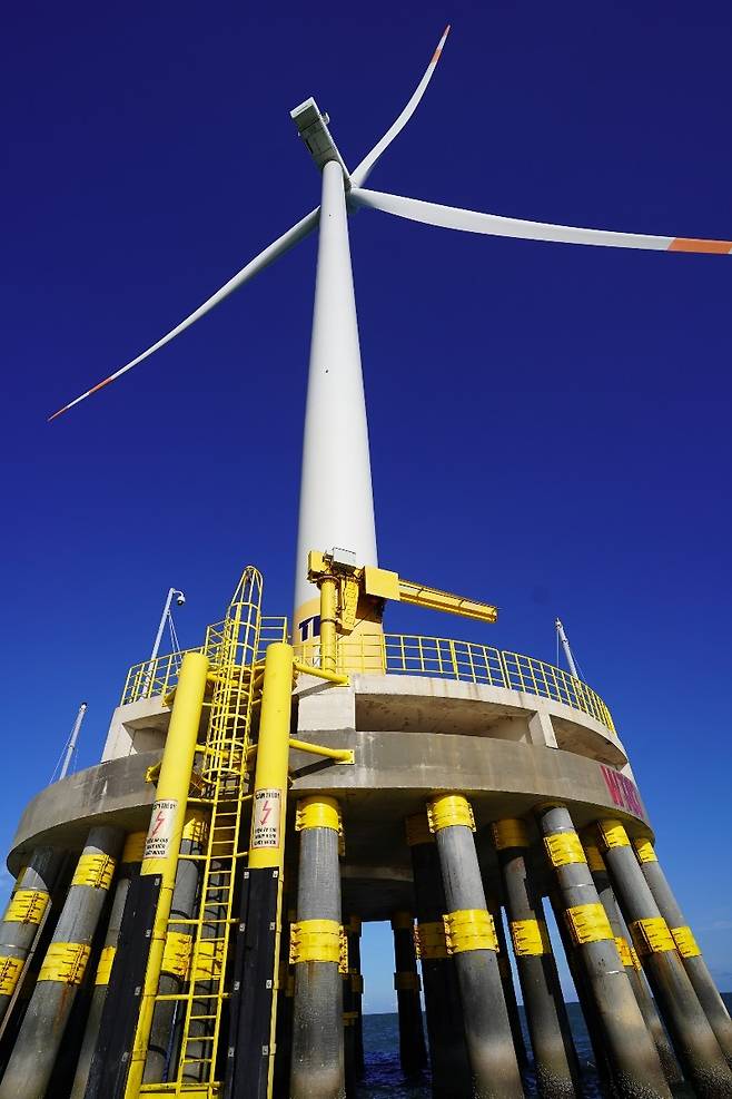 지난 13일(현지시간) 찾은 SK이노베이션 E&S의 TPD 해상풍력발전단지 내 터빈을 밑에서 올려다 본 모습. 배를 타고 도착한 해상에서 약 10m 높이의 사다리를 올라가면 터빈의 기저부로 올라갈 수 있다. [SK이노베이션 E&S 제공]