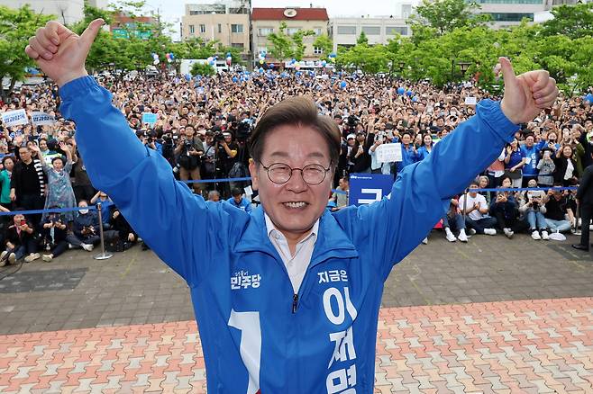 이재명 더불어민주당 대선 후보가 16일 전북 군산시 구시청광장에서 열린 유세에서 엄지를 들어 보이고 있다. [연합]