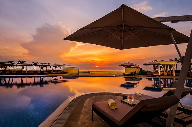 오카다 마닐라 ‘더 풀’