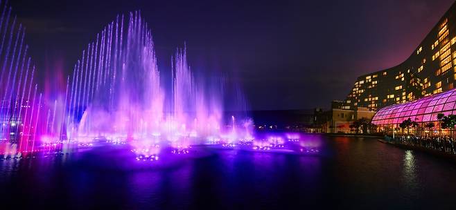 BTS ‘다이너마이트’ 노래에 맞춰 춤추는 마닐라 오카다의 세계 최대 분수쇼