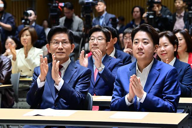 김문수 국민의힘 대선 후보와 이준석 개혁신당 대선 후보가 19일 오전 서울시청에서 열린 약자와 동행하는 서울 토론회에 참석하고 있다. 이상섭 기자