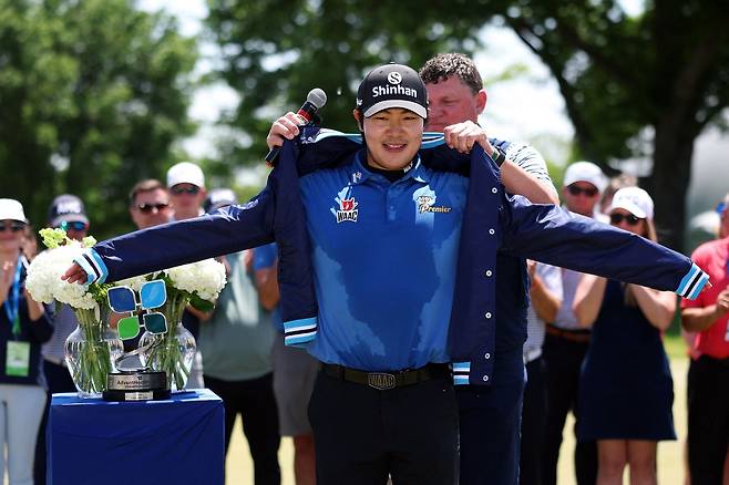 김성현이 PGA 2부투어 격인 콘페리 투어 어드벤트헬스 챔피언십에서 첫 우승을 차지한뒤 챔피언 재킷을 입고 있다.   [AFP]