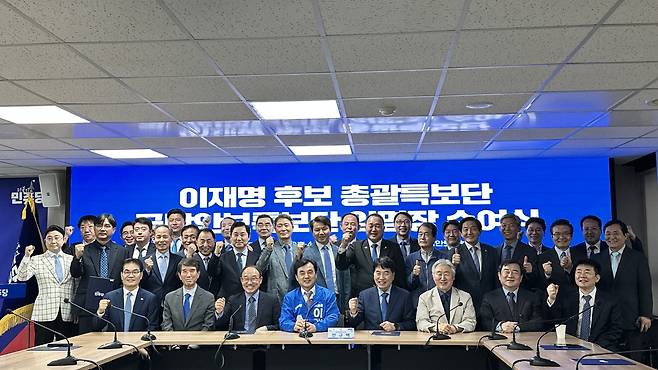 이재명 더불어민주당 대선후보의 국방정책을 뒷받침할 당 국방안보특보단이 공식 출범했다. 민주당 중앙선대위 후보 총괄특보단은 지난 17일 중앙당사에서 국방안보특보단 임명장 수여식을 개최했다고 19일 밝혔다. [민주당 제공]