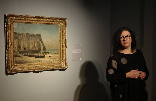 조지프 말러드 윌리엄 터너 ‘안더나흐의 해머스타인’(1817) 작품을 설명하는 시모나 바르톨레나 전시 총괄 큐레이터. 이정아 기자