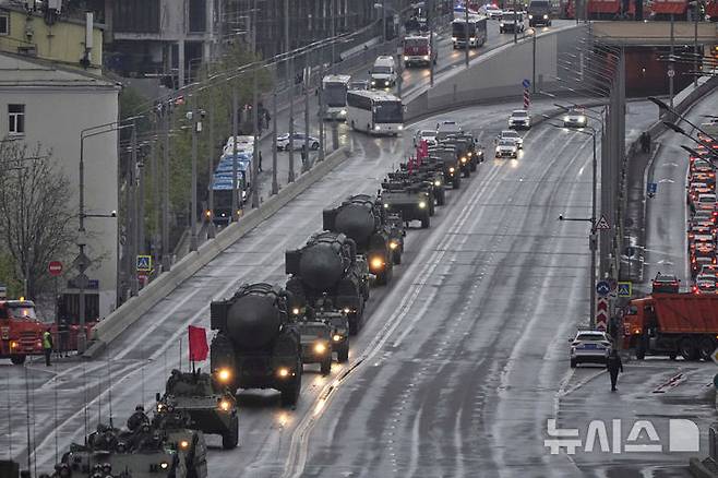 [모스크바=AP/뉴시스] 29일(현지 시간) 러시아 모스크바에서 RS-24 야르스 대륙간탄도미사일(ICBM) 발사 차량이 전승절 군사 퍼레이드 예행연습을 위해 다른 군용 차량과 함께 붉은광장으로 향하고 있다. 러시아는 지난 8일 제2차 세계대전 승전 80주년(전승절)을 맞았다. 2025.04.30.