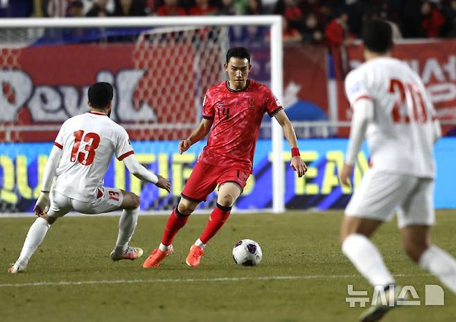 [수원=뉴시스] 정병혁 기자 = 25일 경기 수원시 수원월드컵경기장에서 열린 2026 국제축구연맹(FIFA) 북중미 월드컵 아시아 지역 3차 예선 B조 8차전 대한민국과 요르단의 경기, 대한민국 조유민이 상대를 피해 드리블하고 있다.2025.03.25. jhope@newsis.com