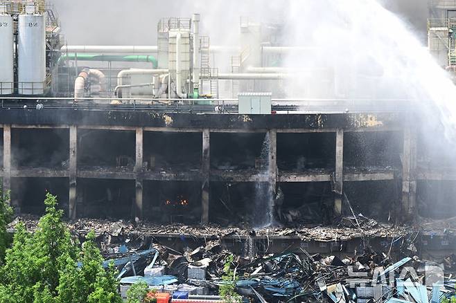 [광주=뉴시스] 박기웅 기자 = 18일 오전 광주 광산구 소촌동 금호타이어 광주공장 화재 현장에서 소방 당국이 이틀째 진화 작업을 벌이고 있다. 당국은 이날 일몰 전까지 95% 상당 진화가 이뤄질 것으로 내다보고 있다. 2025.05.18. pboxer@newsis.com