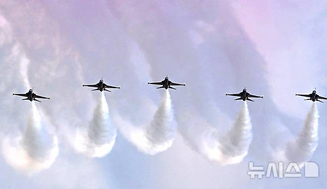 [수원=뉴시스] 김종택 기자 = 17일 경기 수원 공군기지에서 열린 '스페이스 챌린지 2025 in 수원'에서 공군 특수비행팀 블랙이글스가 멋진 에어쇼를 선보이고 있다. 2025.05.17. jtk@newsis.com