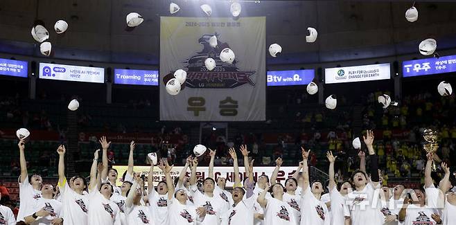 [서울=뉴시스] 최동준 기자 = 17일 서울 송파구 잠실학생체육관에서 열린 2024-2025 KBL 플레이오프 챔피언결정전 7차전 창원 LG 세이커스와 서울 SK 나이츠의 경기에서 62-58로 승리하며 우승을 차지한 LG 조상현 감독을 비롯한 선수들이 기뻐하고 있다. 2025.05.17. photocdj@newsis.com