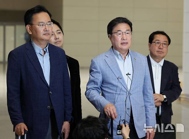 [인천공항=뉴시스] 황준선 기자 = 하와이에 체류 중인 홍준표 전 대구시장의 선대위 합류를 설득하기 위해 꾸려진 국민의힘 김문수 대통령 선거 후보 선거대책위원회 소속 유상범 단일화추진본부장과 김대식 대외협력본부장 등으로 구성된 하와이 특사단이 18일 오후 인천국제공항 제2 터미널을 통해 출국하며 취재진에게 입장을 밝히고 있다. 2025.05.18. hwang@newsis.com