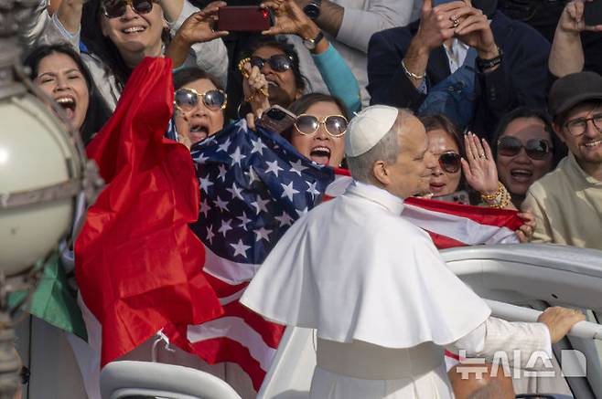 [바티칸=AP/뉴시스] 교황 레오 14세가 18일(현지 시간) 바티칸 성 베드로 광장에서 열린 즉위 미사에 무개차를 타고 이동하고 있다. 2025.05.19.