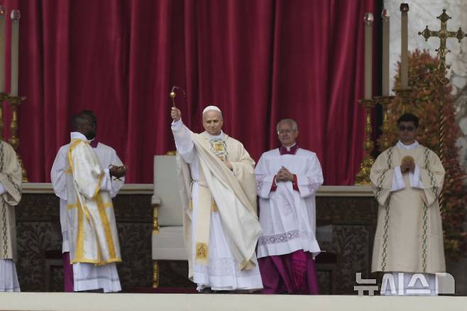 [바티칸=AP/뉴시스] 교황 레오 14세가 18일(현지 시간) 바티칸 성 베드로 광장에서 즉위 미사를 집전하고 있다. 2025.05.19.
