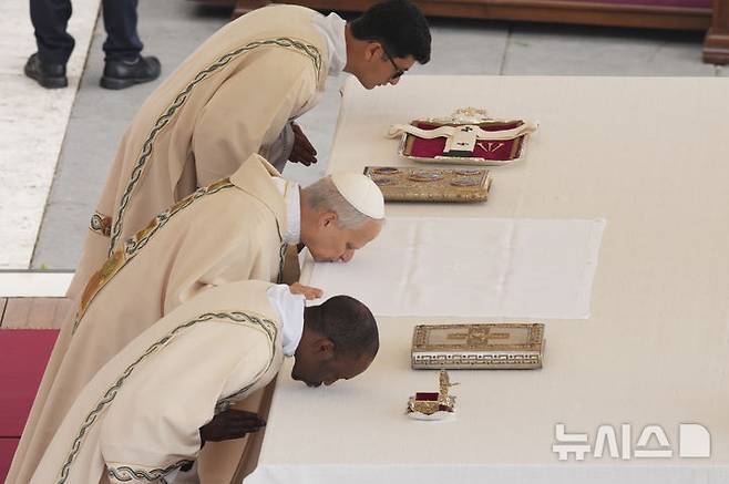 <font style="vertical-align: inherit;"><font style="vertical-align: inherit;">[바티칸=AP/뉴시스] 교황 레오 14세가 18일(현지 시간) 바티칸 성 베드로 광장에서 열린 즉위 미사에서 제단에 입을 맞추고 있다. 2025.05.19.</font></font>
