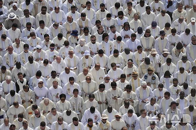 [바티칸=AP/뉴시스] 18일(현지 시간) 바티칸 성 베드로 광장에서 열린 교황 레오 14세 즉위 미사에 가톨릭 사제들이 참석해 있다. 2025.05.19.