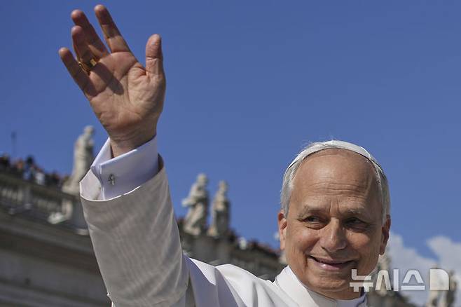 [바티칸=AP/뉴시스] 교황 레오 14세가 18일(현지 시간) 바티칸 성 베드로 광장에서 열린 즉위 미사에 무개차를 타고 이동하고 있다. 2025.05.19.