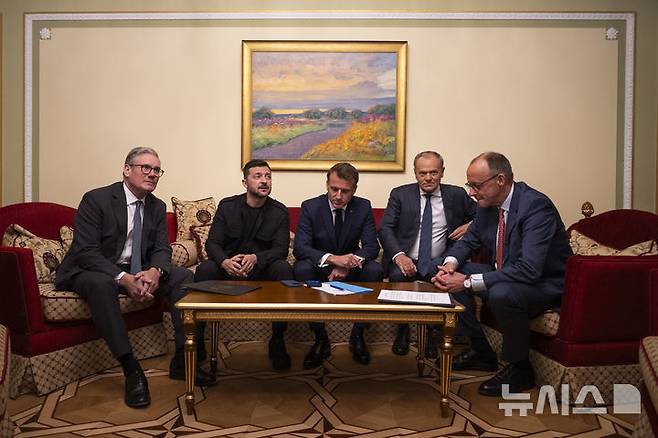 [키이우=AP/뉴시스] 독일·프랑스·영국·폴란드 정상이 도널드 트럼프 미국 대통령의 블라디미르 푸틴 러시아 대통령과의 전화 회담을 앞두고 트럼프 대통령과 통화하기로 했다. 사진은 지난 10일(현지 시간) 우크라이나 키이우에서 키어 스타머 영국 총리(왼쪽부터), 볼로디미르 젤렌스키 우크라이나 대통령, 에마뉘엘 마크롱 프랑스 대통령, 도날트 투스크 폴란드 총리, 프리드리히 메르츠 독일 총리가 도널드 트럼프 미국 대통령과 전화 통화를 하는 모습. 2025.05.11.