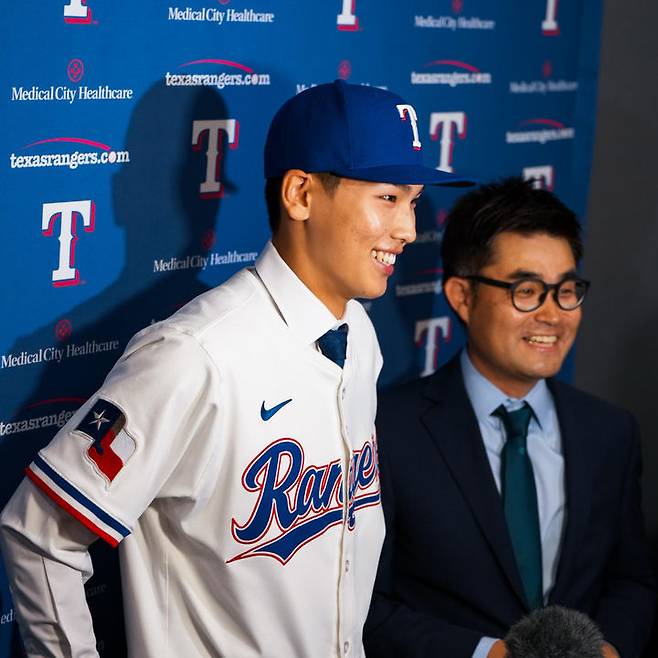 [서울=뉴시스] 광주일고 투수 겸 내야수 김성준이 18일(현지 시간) 미국 텍사스주 알링턴 글로브 라이프 파크에서 열린 텍사스 레인저스 입단식에서 소감을 말하고 있다.김성준은 내년 고등학교 졸업 후 텍사스에 합류할 예정이다. (사진=리코스포츠에이전시 제공) 2025.05.19. photo@newsis.com *재판매 및 DB 금지