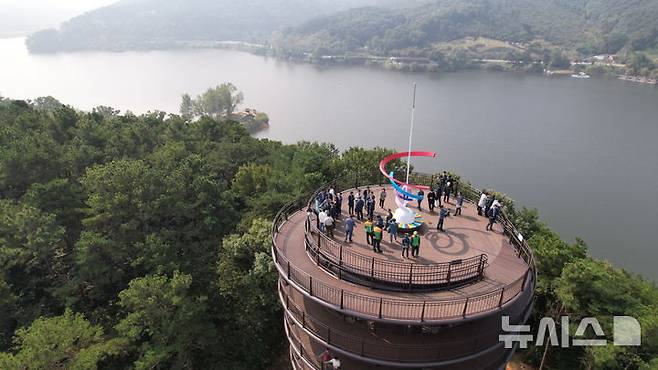 [안성=뉴시스] 금광호수 하늘전망대 모습 (사진 = 안성시 제공) 2024.10.10. photo@newsis.com