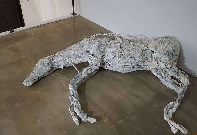 우수빈_당신의 ù 번째 말_2024_철골에 점토, 건식재료_122×268×59cm *재판매 및 DB 금지