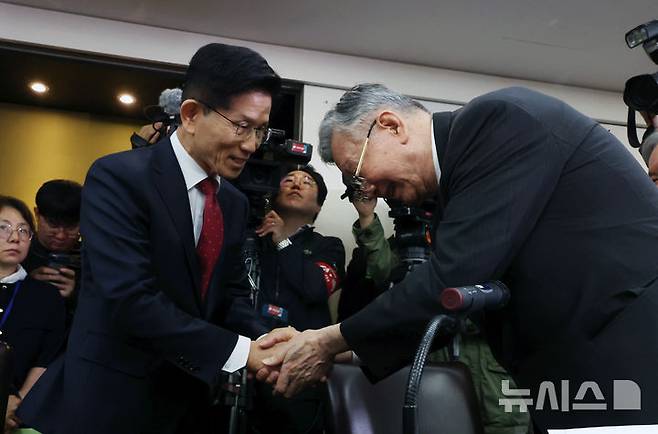 [서울=뉴시스] 고승민 기자 = 김문수 국민의힘 대선 후보가 19일 서울 중구 부영 태평빌딩 대한노인회를 방문, 이중근 회장을 만나 인사를 나누고 있다. 2025.05.19. kkssmm99@newsis.com