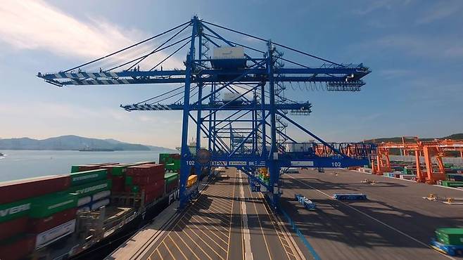 [서울=뉴시스] HD현대삼호가 제작한 자동화 스마트 컨테이너 크레인 'DTQC'(사진제공=HD현대) 2025.05.19. photo@newsis.com *재판매 및 DB 금지