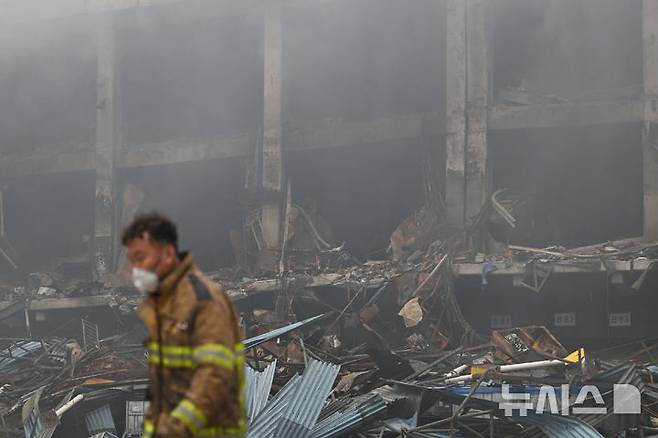 [광주=뉴시스] 이영주 기자 = 금호타이어 광주공장 화재 사흘째인 19일 오전 광주 광산구 금호타이어 2공장에서 화재 진압에 투입된 소방대원이 이동하고 있다. 2025.05.19. leeyj2578@newsis.com