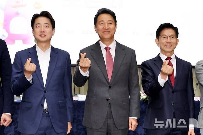 [서울=뉴시스] 추상철 기자 = 김문수 국민의힘 대선 후보와 이준석 개혁신당 대선 후보가 19일 오전 서울 중구 서울시청에서 열린 '약자와 동행하는 서울' 토론회에서 오세훈 서울시장과 함께 기념촬영을 하고 있다. 2025.05.19. scchoo@newsis.com