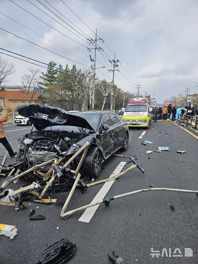 [청주=뉴시스] 사고로 인해 파손된 차량 (사진= 청주서부소방서 제공) 2025.03.30. photo@newsis.com *재판매 및 DB 금지