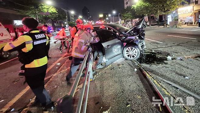 [인천=뉴시스] 8일 오전 인천 남동구 한 도로에서 벤츠 차량이 중앙선을 침범해 맞은편에서 달려오던 QM6 차량과 정면으로 충돌했다. 사진은 사고가 난 벤츠 차량. (사진=인천소방본부 제공) 2025.05.08. photo@newsis.com