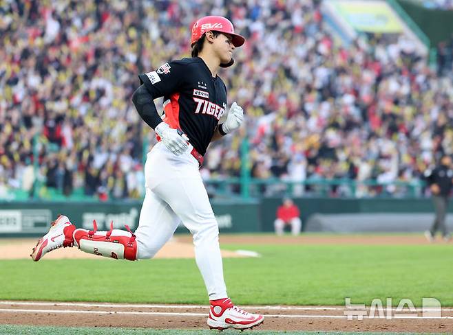 [인천=뉴시스] 이영환 기자 = 지난 11일 오후 인천 미추홀구 SSG랜더스필드에서 열린 2025 프로야구 KIA 타이거즈와 SSG 랜더스의 더블헤더 2차전 경기, 4회초 1사 주자없는 상황에서 KIA 김도영이 솔로 홈런을 날린 후 베이스를 돌고 있다. 2025.05.11. 20hwan@newsis.com