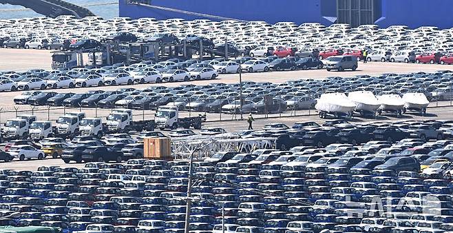 [평택=뉴시스] 김종택 기자 = 도널드 트럼프 미국 대통령이 수입산 자동차와 부품에 부과하는 관세를 완화할 전망이다.트럼프는 외국산 완성차에 부과한 25% 관세 외에 철강·알루미늄 등 다른 품목에 대한 관세가 중복 부과되지 않도록 조정할 계획으로 알려졌다. 29일 경기 평택항 자동차 전용부두에 선적을 기다리는 수출용 차량이 세워져 있다. 2025.04.29. jtk@newsis.com