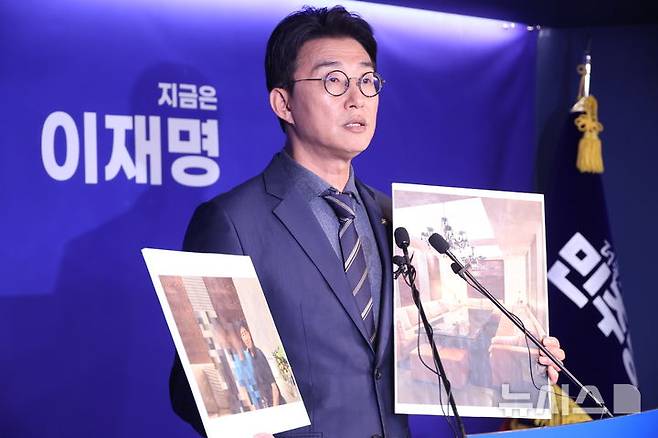 [서울=뉴시스] 조성봉 기자 =  노종면 더불어민주당 선거대책위원회 대변인이 19일 오후 서울 여의도 중앙당사에서 ‘지귀연 판사 룸살롱 접대 의혹’ 관련 사진을 공개하고 있다.2025.05.19. suncho21@newsis.com