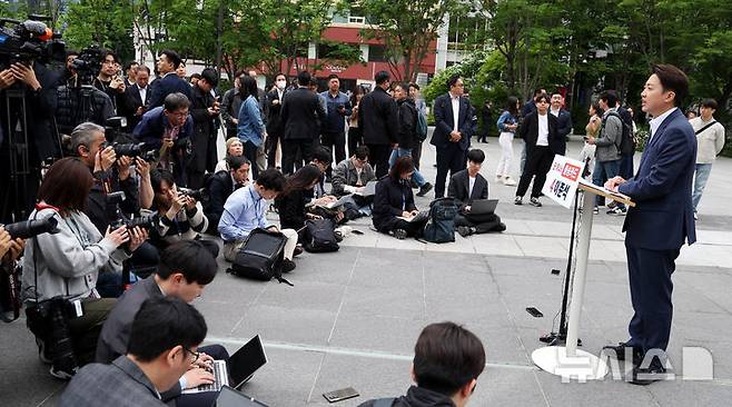 [서울=뉴시스] 추상철 기자 = 이준석 개혁신당 대선 후보가 19일 오전 서울 종로구 광화문광장 이순신동상 앞에서 기자회견을 하고 있다. 2025.05.19. scchoo@newsis.com