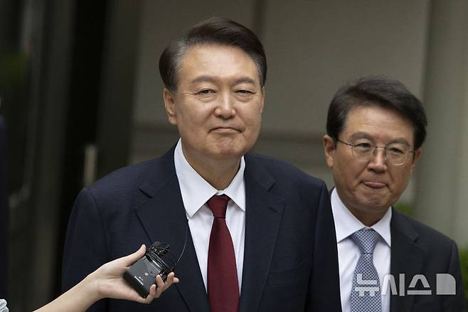 [서울=뉴시스] 사진공동취재단 = 윤석열 전 대통령이 19일 서울 서초구 중앙지방법원에서 열린 내란 우두머리 혐의, 직권남용 권리행사방해 혐의 사건 4차 공판의 오전 재판을 마친 뒤 법정을 나서며 취재진 질문을 듣고 있다. 2025.05.19. photo@newsis.com