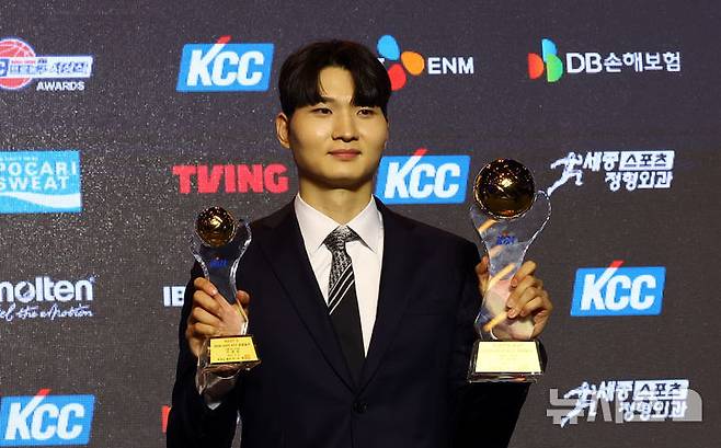 [서울=뉴시스] 박주성 기자 = 지난 9일 서울 삼성동 그랜드 인터컨티넨탈 서울 파르나스 그랜드 볼룸에서 열린 2024~2025시즌 KCC 프로농구 시상식에서 SK 나이츠 안영준이 국내선수 MVP와 베스트5를 수상해 포즈를 취하고 있다. 2025.04.09. park7691@newsis.com