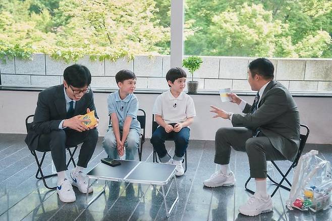 [서울=뉴시스] 왼쪽부터 유재석, 윌리엄, 벤틀리, 조세호. (사진=인스타그램 캡처) 2025.05.19. photo@newsis.com *재판매 및 DB 금지