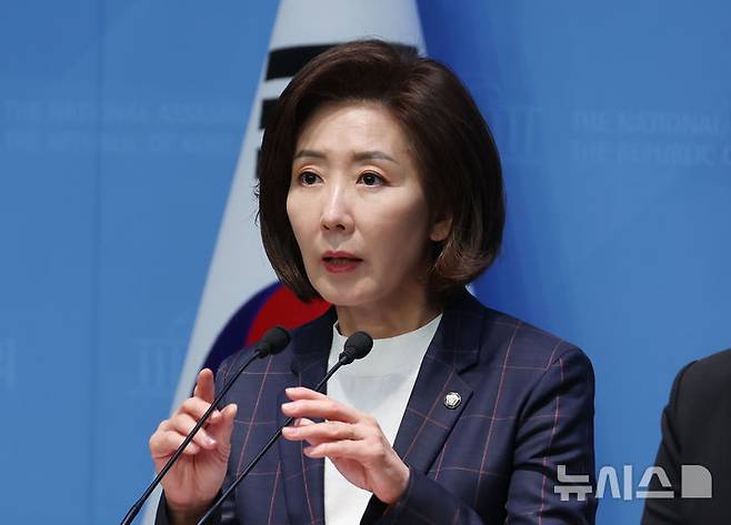 [서울=뉴시스] 고승민 기자 = 나경원 국민의힘 의원이 지난달 30일 서울 여의도 국회 소통관에서 김문수 대선 경선 후보 지지 기자회견을 하고 있다. 2025.04.30. kkssmm99@newsis.com