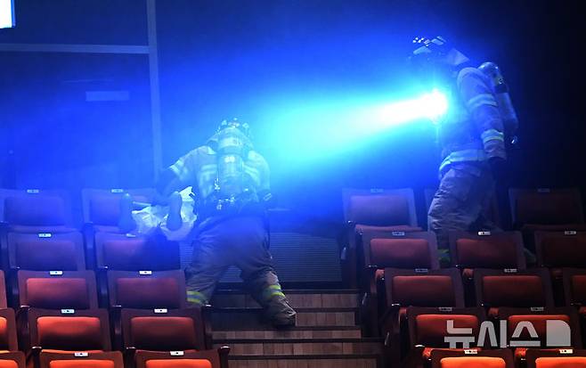 [수원=뉴시스] 김종택 기자 = 19일 경기 수원시 SK아트리움에서 열린 재난대응 안전한국훈련에서 소방대원들이 지진으로 건물 붕괴 상황을 가정한 긴급구조종합훈련을 하고 있다. 2025.05.19. jtk@newsis.com