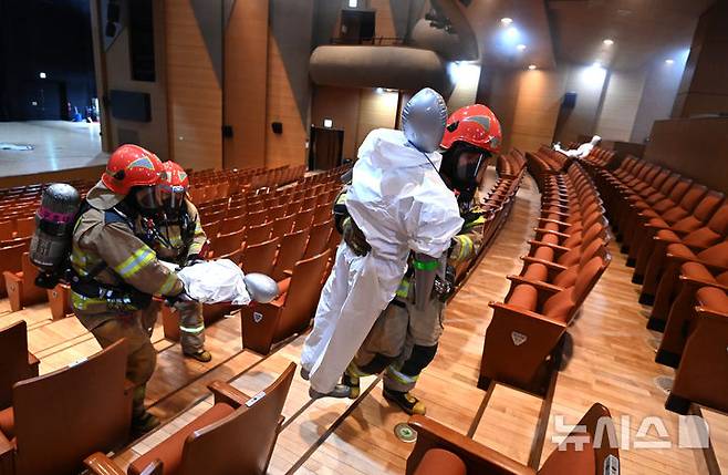 [수원=뉴시스] 김종택 기자 = 19일 경기 수원시 SK아트리움에서 열린 재난대응 안전한국훈련에서 소방대원들이 지진으로 건물 붕괴 상황을 가정한 긴급구조종합훈련을 하고 있다. 2025.05.19. jtk@newsis.com
