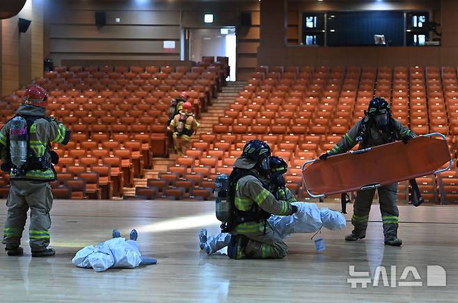 [수원=뉴시스] 김종택 기자 = 19일 경기 수원시 SK아트리움에서 열린 재난대응 안전한국훈련에서 소방대원들이 지진으로 건물 붕괴 상황을 가정한 긴급구조종합훈련을 하고 있다. 2025.05.19. jtk@newsis.com