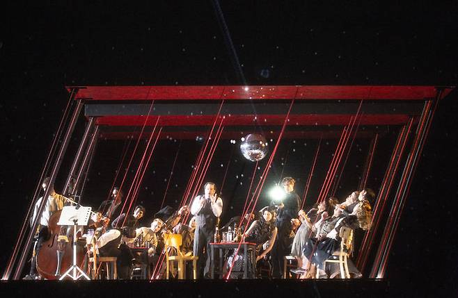 [통영=뉴시스] 신정철 기자= 대한민국 출신의 세계적인 작곡가 진은숙의 신작 오페라 ‘달의 이면(Die dunkle Seite des Mondes)’이 지난 18일 독일 함부르크 국립 오페라 극장에서 켄트 나가노의 지휘로 세계 초연됐다.사진은 통영국제음악재단 예술감독으로 활동하고 있는 진은숙의 신작 오페라 ‘달의 이면'의 공연 모습.(사진=통영국제음악재단 제공).2025.05.19. photo@newsis.com *재판매 및 DB 금지