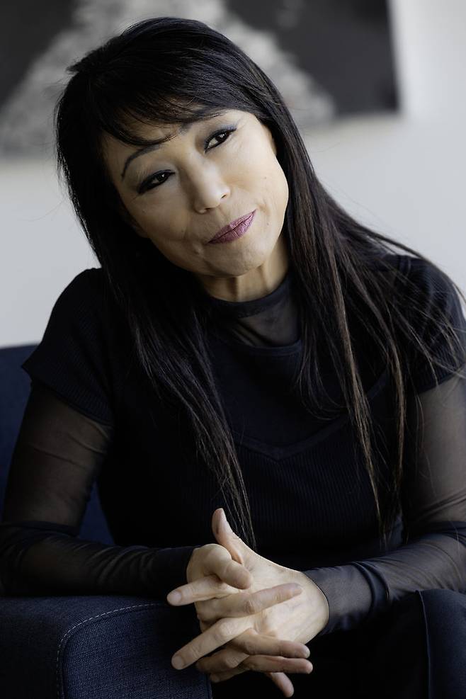 [통영=뉴시스] 신정철 기자= 통영국제음악재단 예술감독으로 활동하고 있는 세계적인 작곡가 진은숙의 신작 오페라 ‘달의 이면(Die dunkle Seite des Mondes)’이 지난 18일 독일 함부르크 국립 오페라 극장에서 켄트 나가노의 지휘로 세계 초연됐다.사진은 진은숙 작곡가 모습.(사진=통영국제음악재단 제공).2025.05.19. photo@newsis.com *재판매 및 DB 금지