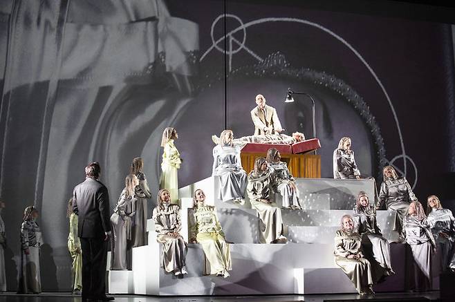 [통영=뉴시스] 신정철 기자= 통영국제음악재단 예술감독으로 활동하고 있는 세계적인 작곡가 진은숙의 신작 오페라 ‘달의 이면(Die dunkle Seite des Mondes)’이 지난 18일 독일 함부르크 국립 오페라 극장에서 켄트 나가노의 지휘로 세계 초연됐다.사진은 오페라 ‘달의 이면'의 공연 모습.(사진=통영국제음악재단 제공).2025.05.19. photo@newsis.com *재판매 및 DB 금지