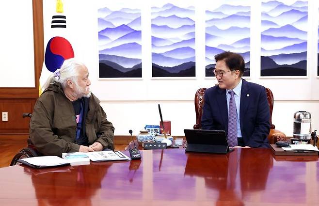 우원식 국회의장이 19일 서울 여의도 국회의장 집무실에서 박경석 전국장애인차별철폐연대(전장연) 상임대표와 만나 장애인 권리 보장 방안을 논의하고 있다. (사진=국회의장실 제공) *재판매 및 DB 금지