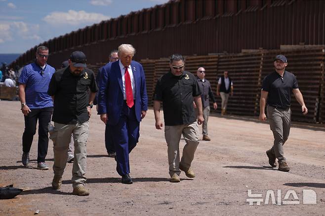 [시에라 비스타=AP/뉴시스] 도널드 트럼프 행정부가 멕시코 국경지역에 국경 장벽 건설을 재개한 가운데 사업이 생태계를 훼손할 것이라는 주장이 제기됐다고 가디언이 18일(현지 시간) 보도했다. 사진은 도널드 트럼프 당시 공화당 대선후보가 지난해 8월 22일 애리조나주 시에라 비스타에 있는 멕시코와의 남부 국경 장벽을 방문해 둘러보는 모습. 2025.05.19..