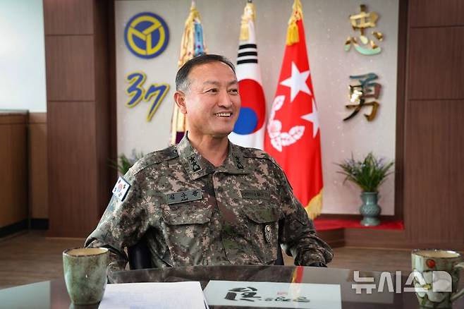 [증평=뉴시스] 서주영 기자 = 김수광 육군 37사단장이 19일 부대 내 집무실에서 창립 70주년을 맞아 얘기를 나누고 있다. 2025.05.19. juyeong@newsis.com  *재판매 및 DB 금지