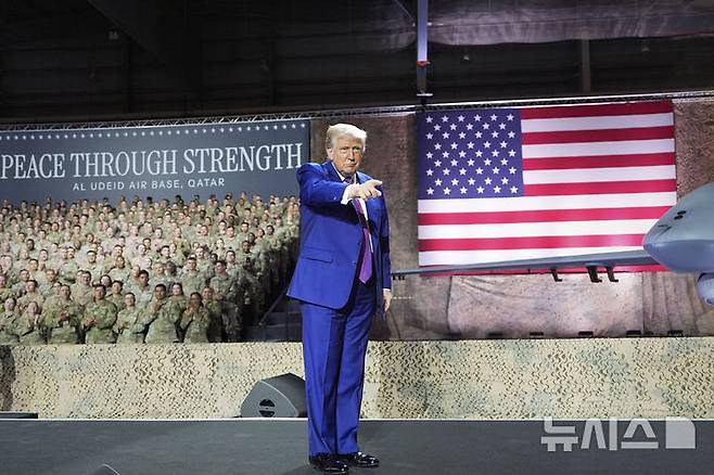 [도하=AP/뉴시스] 도널드 트럼프 미국 대통령과 그의 가족이 암호화폐를 정치적·상업적 수단으로 적극 활용하면서, 암호화폐 산업이 그의 두 번째 임기의 최대 수혜자로 떠오르고 있다고 월스트리트저널이 18일(현지 시간) 보도했다. 사진은 도널드 트럼프 미국 대통령. 2025.05.19.